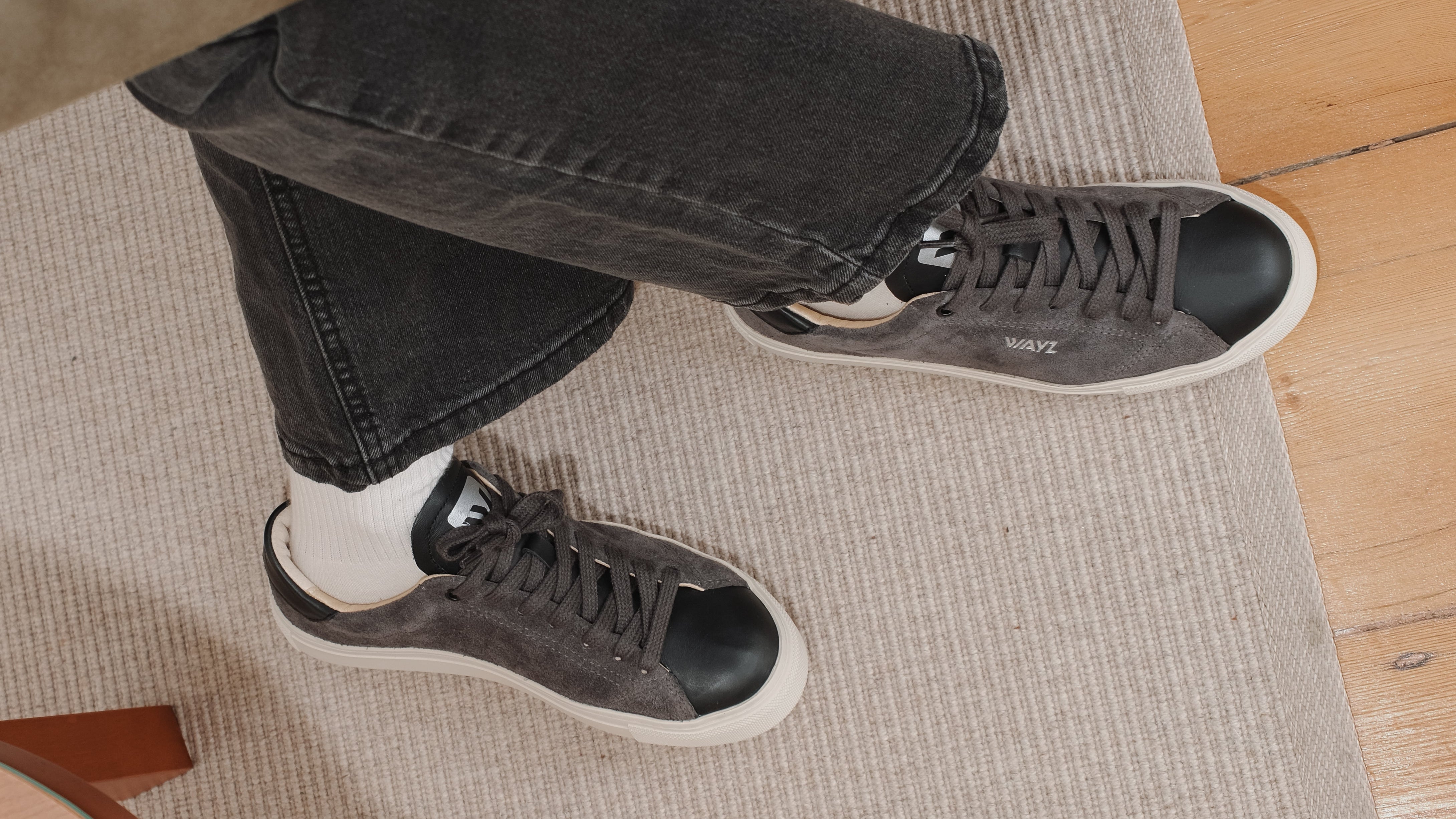 Wayz Grit Anthracite Black sneakers upper view in a living room