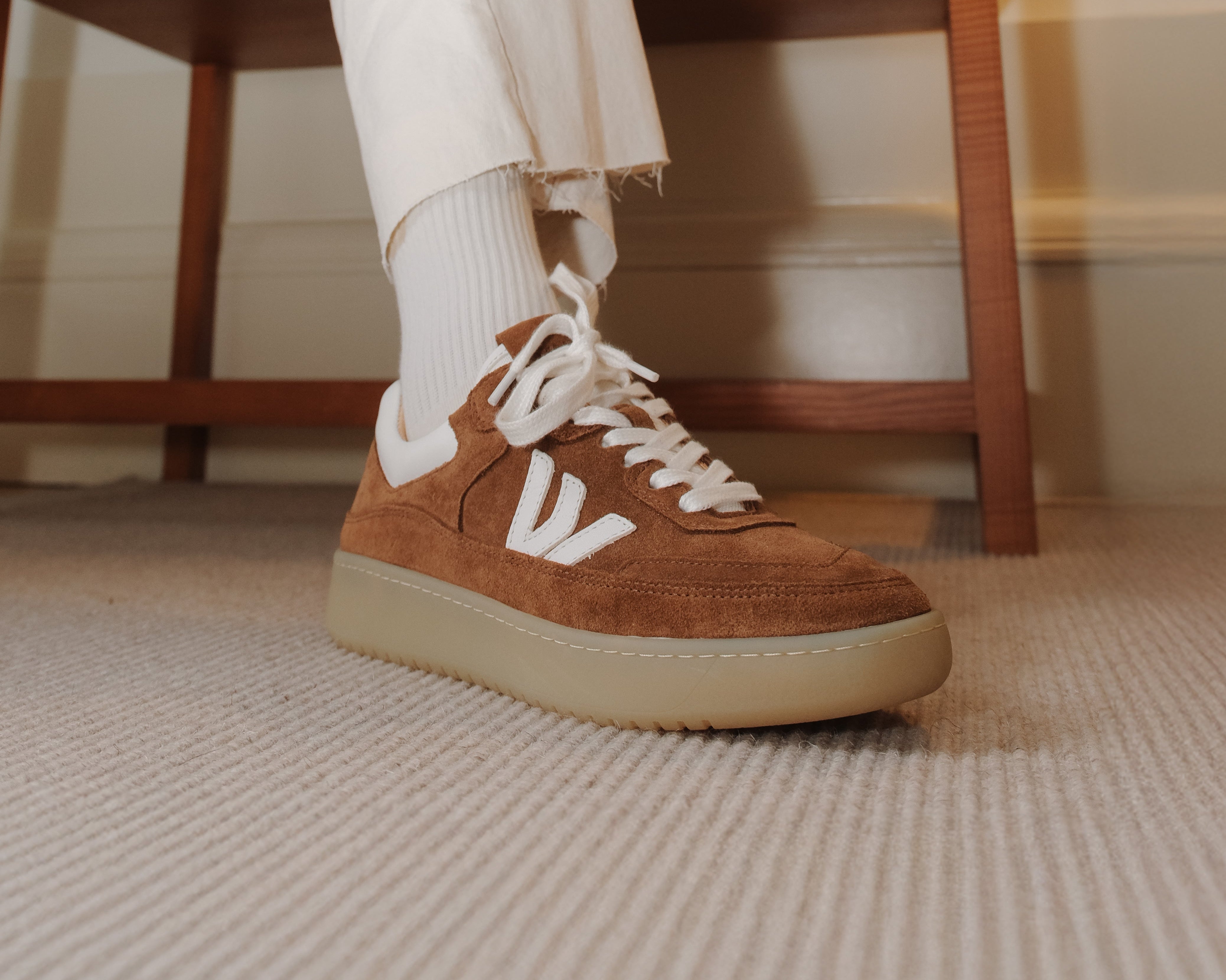 Wayz Misfit Cognac sneakers with gum sole facing front in living room