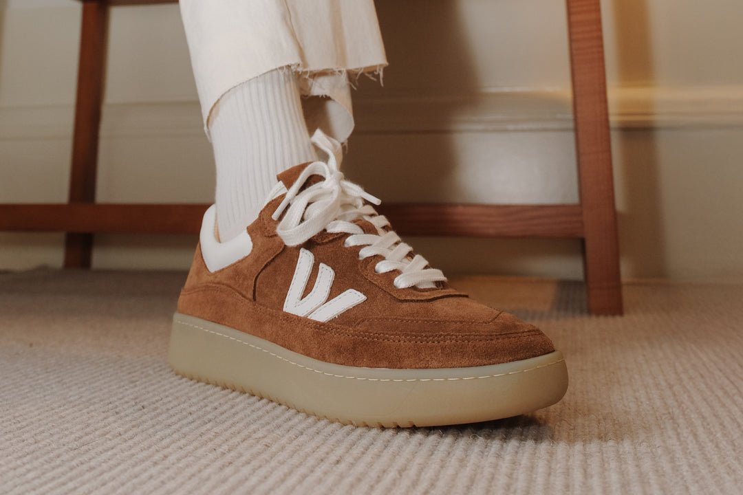 Wayz Misfit Cognac sneakers stepping on a carpet